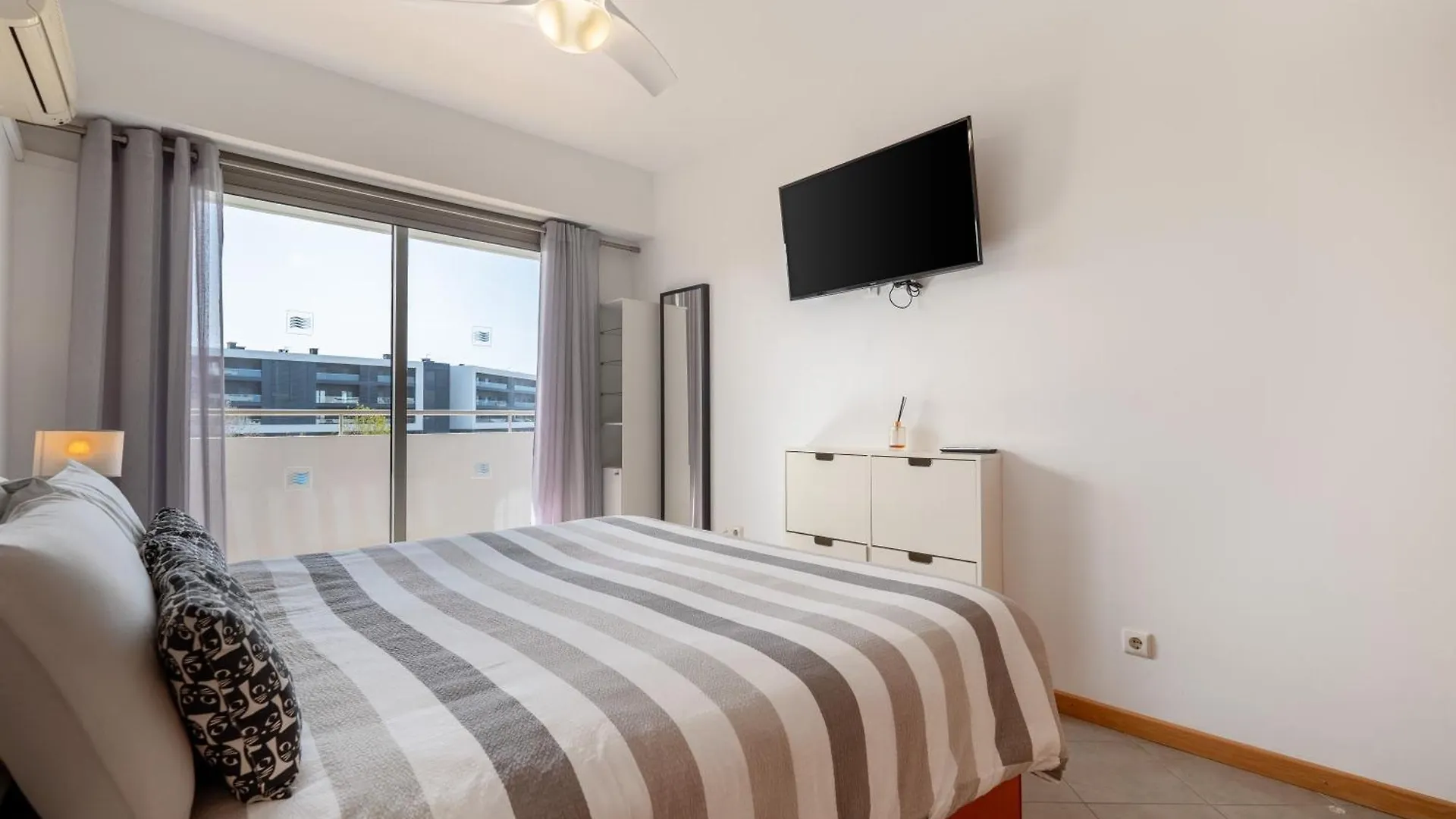Algarve Retreat, Beautiful One Bed Apartment At Oa Portimao